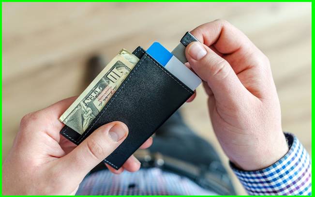 Streamlining your everyday carry: Modern wallet solutions for a minimalist lifestyle